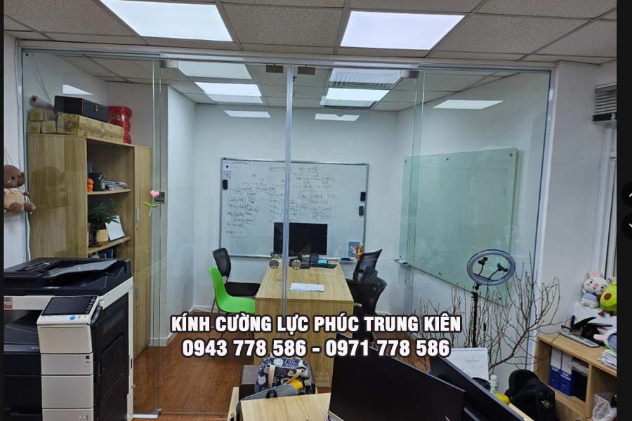 kính cường lực khung gỗ